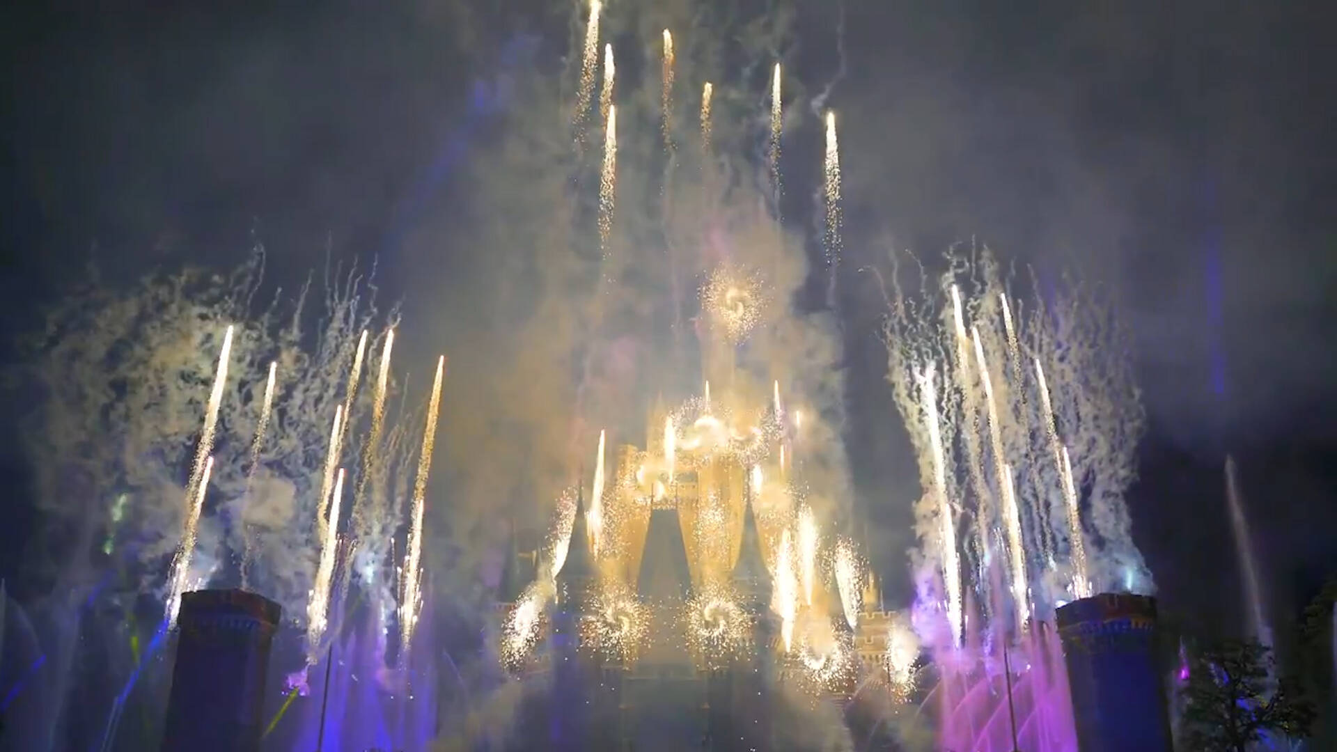 感動必至！シンデレラ城が魅せる35周年記念の夜のショー