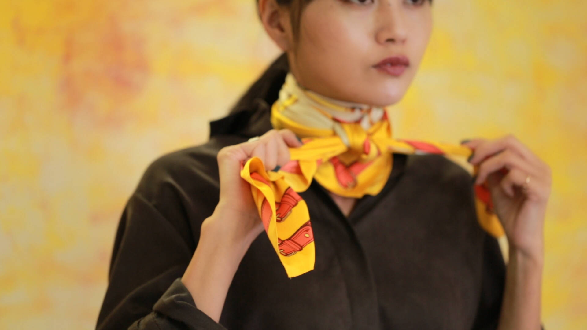 オトナ流スカーフの巻き方vol 2 上級に仕上げるアレンジ術 19年3月12日 エキサイトニュース オトナ流スカーフの巻き方vol 2 上級に仕上げるアレンジ術 19年3月12日 エキサイトニュース