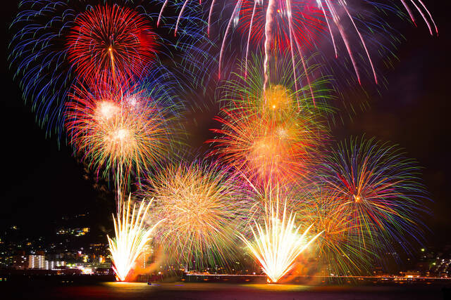 花火が温泉街を照らす 18年 湯河原温泉海上花火大会 の見どころ 楽しみ方 18年7月23日 エキサイトニュース 4 6 花火が温泉街を照らす 18年 湯河原温泉海上花火大会 の見どころ 楽しみ方 18年7月23日 エキサイトニュース 4 6