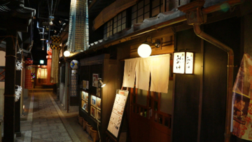 「滝見小路」昭和レトロな街並みで味わう！ 大阪名物食いだおれ