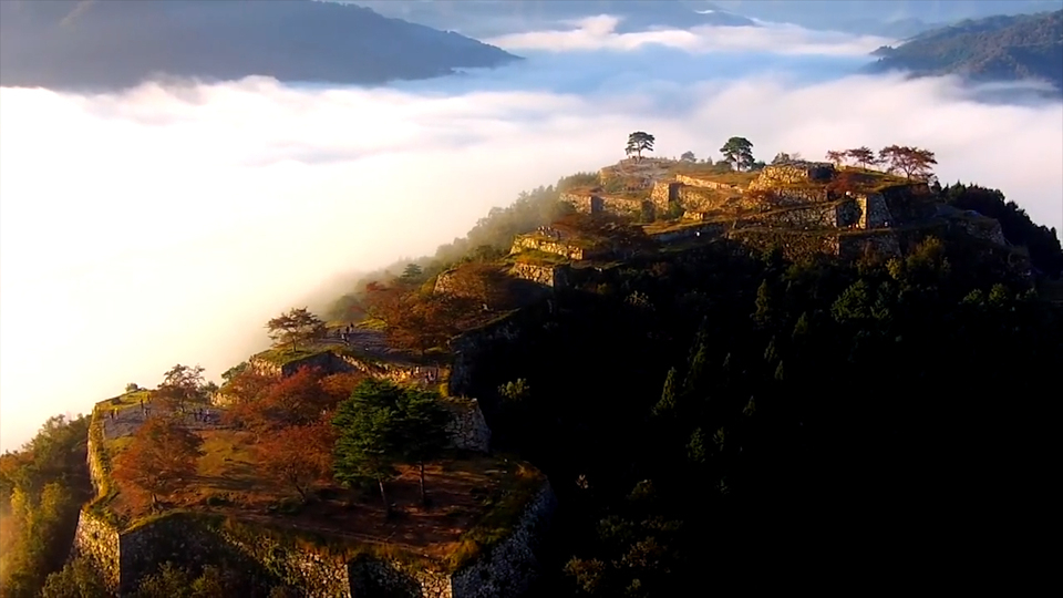 まるでラピュタの世界 天空に浮かぶ城「竹田城跡」