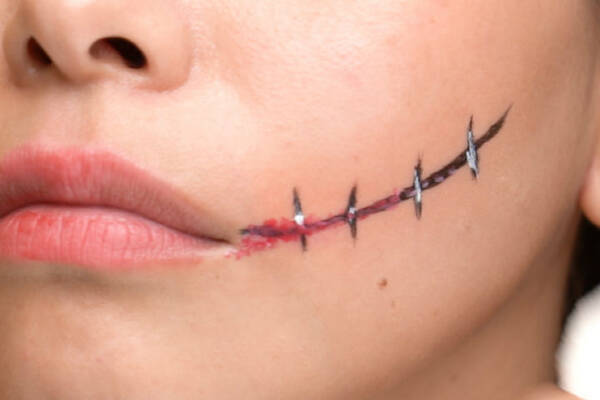 簡単 口裂け女メイク のやり方 ハロウィンは自宅のコスメで変身 18年9月26日 エキサイトニュース