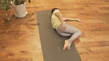 「姿勢改善に効果的！寝ながら簡単ヨガ「仰向けでねじるポーズ」」の画像2