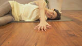 「姿勢改善に効果的！寝ながら簡単ヨガ「仰向けでねじるポーズ」」の画像3
