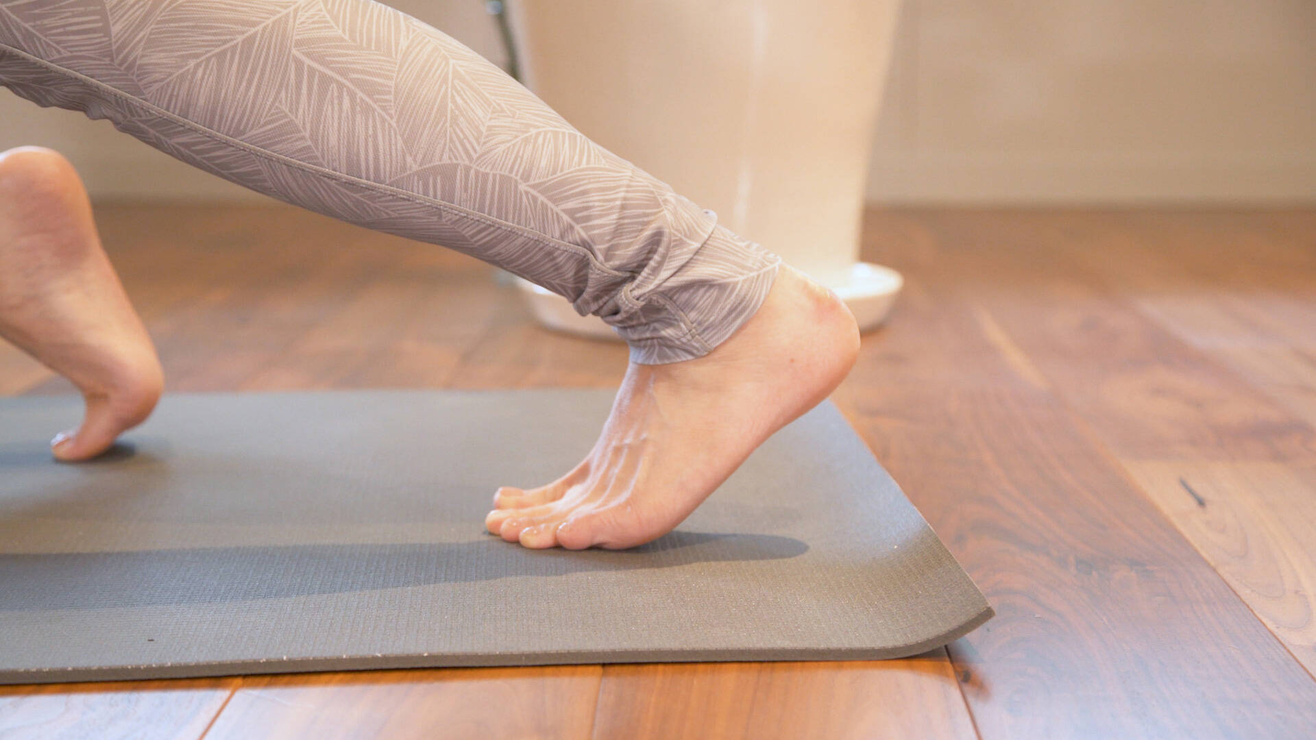 ふくらはぎスッキリヨガ 片脚のプランクポーズ でふくらはぎストレッチ 19年8月27日 エキサイトニュース