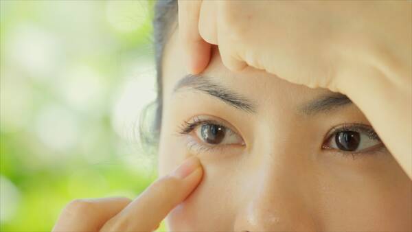 整形不要 さわるだけでデカ目効果のある 目元のむくみ撃退マッサージ 19年12月25日 エキサイトニュース