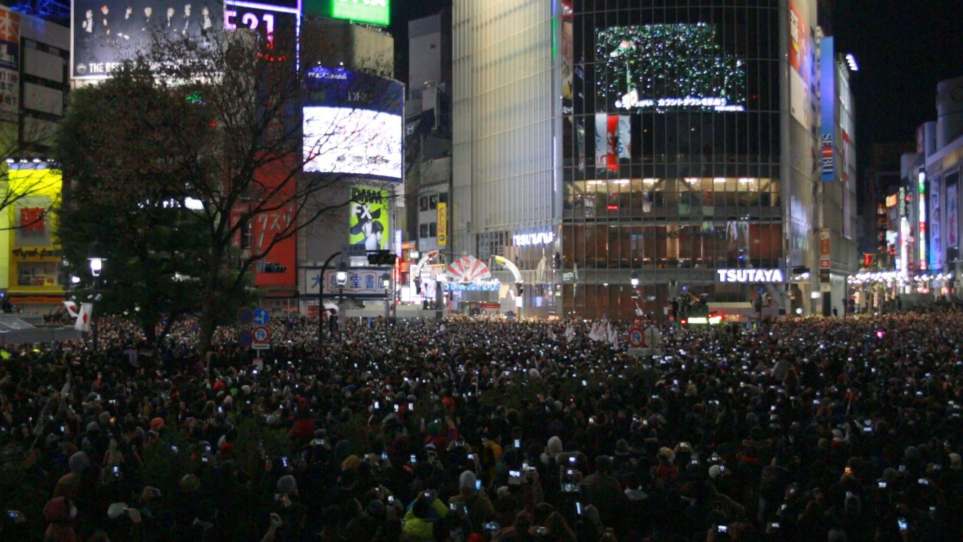 渋谷のスクランブル交差点がホコ天に 67 000人が参加した年越しカウントダウン 17年1月1日 エキサイトニュース