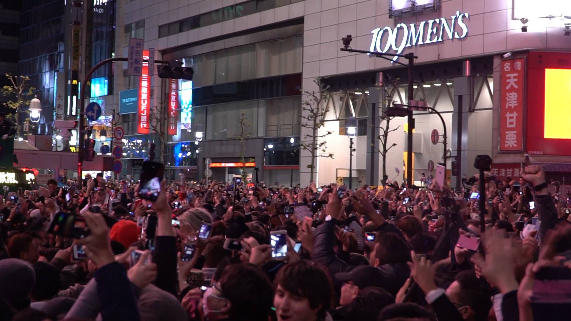渋谷のスクランブル交差点がホコ天に 67 000人が参加した年越しカウントダウン 17年1月1日 エキサイトニュース