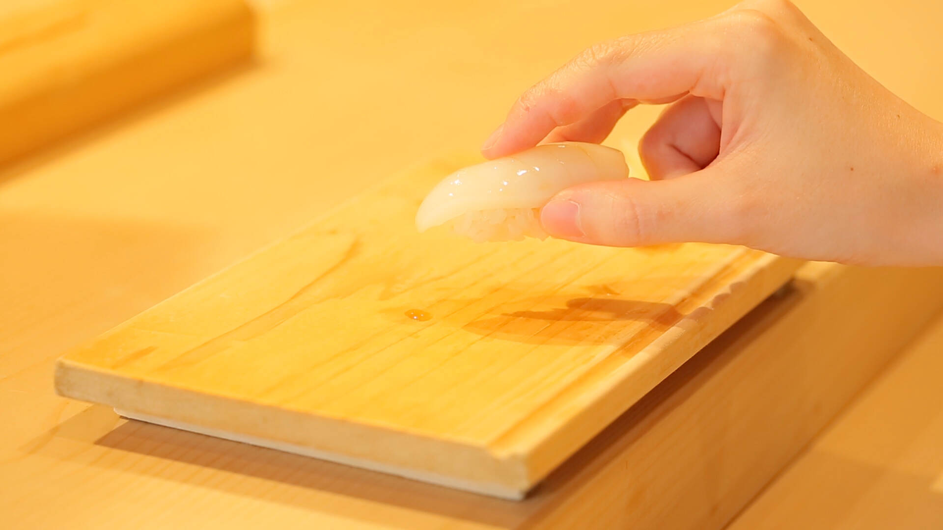 手で食べる お箸で食べる 粋な女は知っている 正しいお寿司の食べ方 19年3月12日 エキサイトニュース