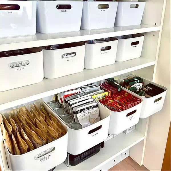 「非常食どこに置く問題！備えが負担にならずにストックしやすい収納アイデア」の画像