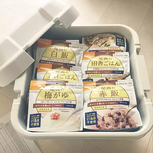 「非常食どこに置く問題！備えが負担にならずにストックしやすい収納アイデア」の画像