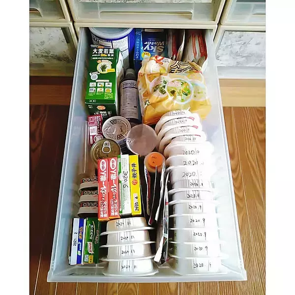 「非常食どこに置く問題！備えが負担にならずにストックしやすい収納アイデア」の画像