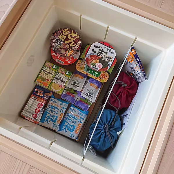 「非常食どこに置く問題！備えが負担にならずにストックしやすい収納アイデア」の画像