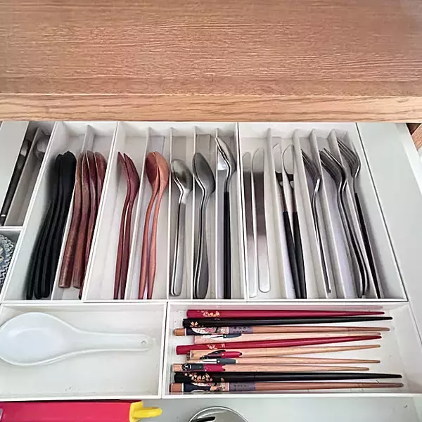 「すっきり整って使いやすい！キッチンでおすすめのカトラリー収納方法をご紹介」の画像