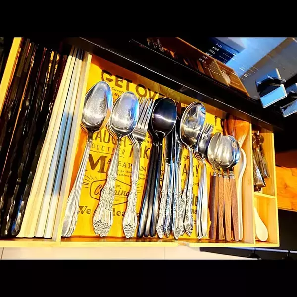 「すっきり整って使いやすい！キッチンでおすすめのカトラリー収納方法をご紹介」の画像