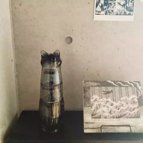 「「26m2。近代美術館の雰囲気を目指した、アートと保護猫と過ごす部屋」 by Kateさん」の画像