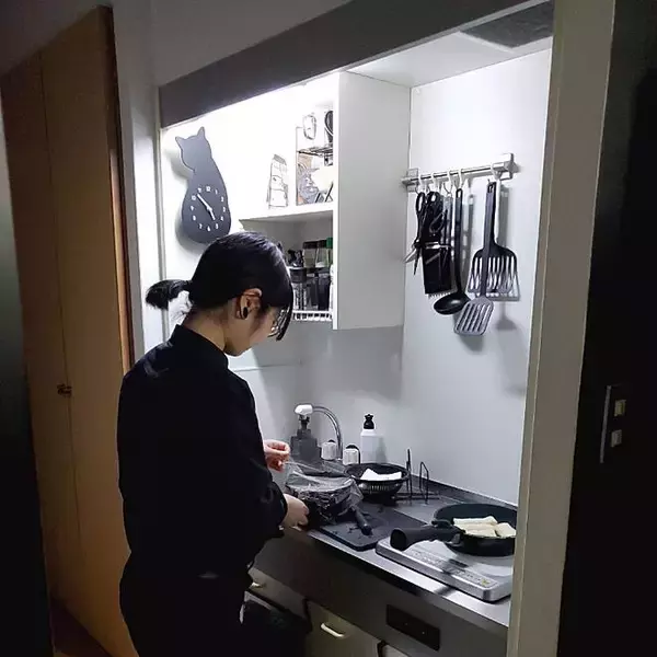 「「26m2。近代美術館の雰囲気を目指した、アートと保護猫と過ごす部屋」 by Kateさん」の画像