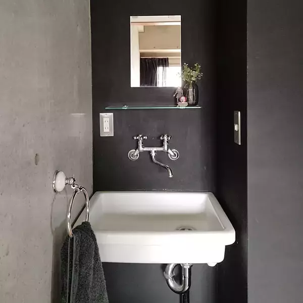 「「26m2。近代美術館の雰囲気を目指した、アートと保護猫と過ごす部屋」 by Kateさん」の画像