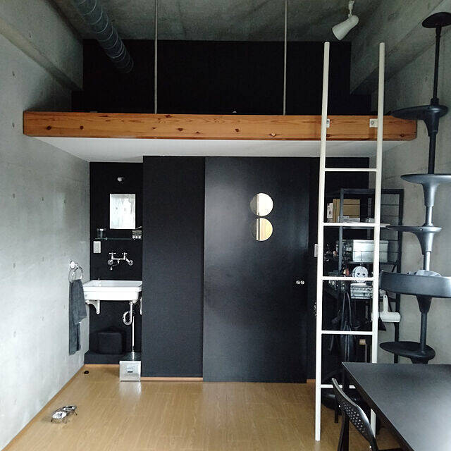 「26m2。近代美術館の雰囲気を目指した、アートと保護猫と過ごす部屋」 by Kateさん