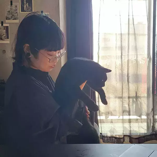 「「26m2。近代美術館の雰囲気を目指した、アートと保護猫と過ごす部屋」 by Kateさん」の画像
