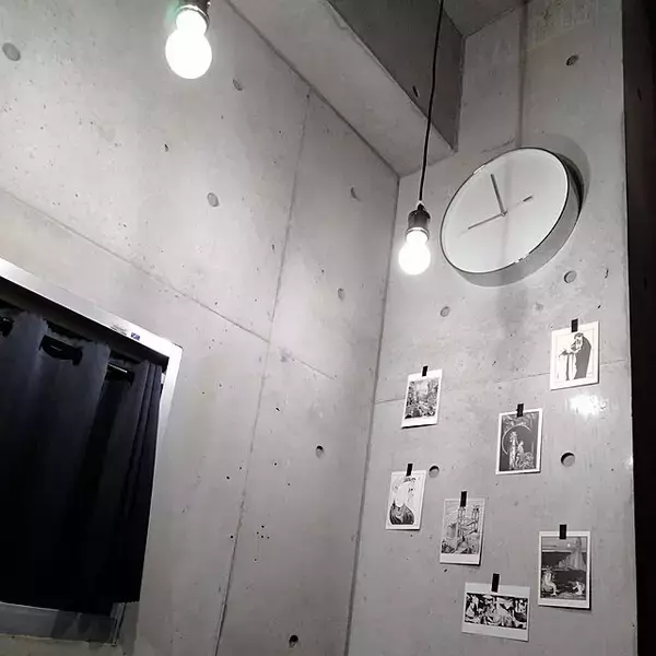 「「26m2。近代美術館の雰囲気を目指した、アートと保護猫と過ごす部屋」 by Kateさん」の画像