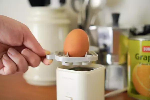 「【編集部が使ってみた】初めてのエッグスチーマーで感動！可愛い見た目のお役立ちアイテムです」の画像