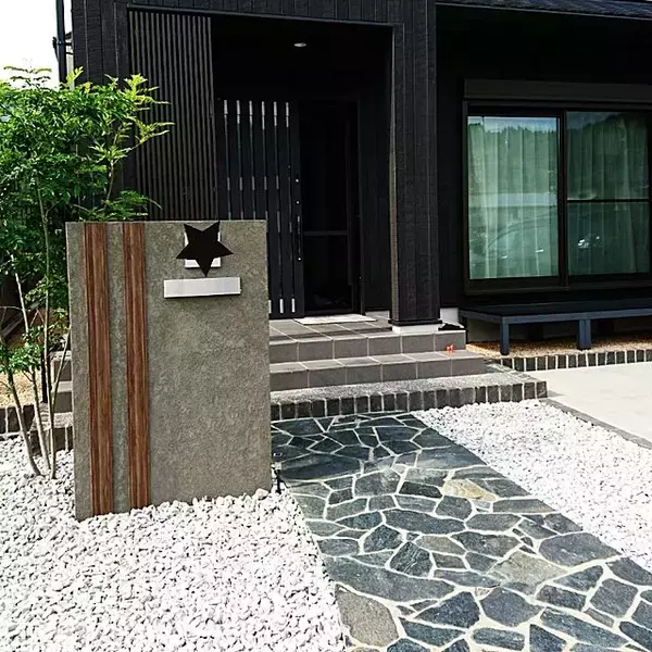 「うきうきした気持ちで帰りたい♪こだわり溢れる玄関アプローチ」の画像