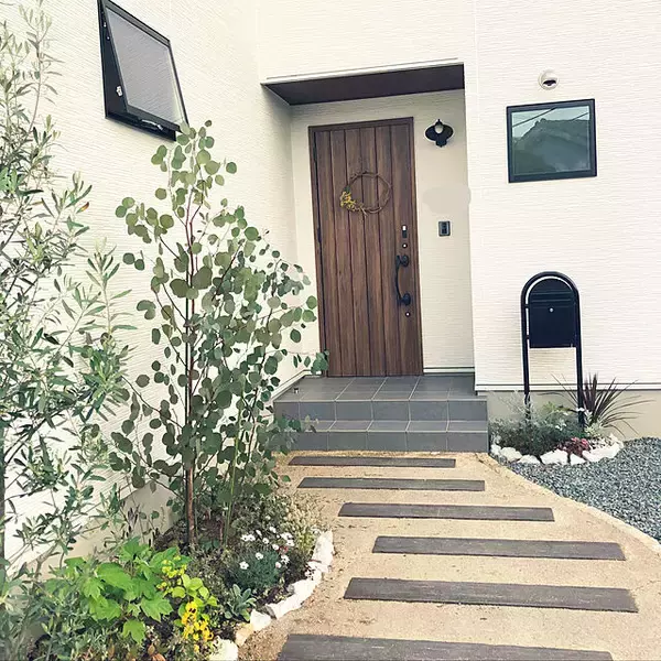 「うきうきした気持ちで帰りたい♪こだわり溢れる玄関アプローチ」の画像