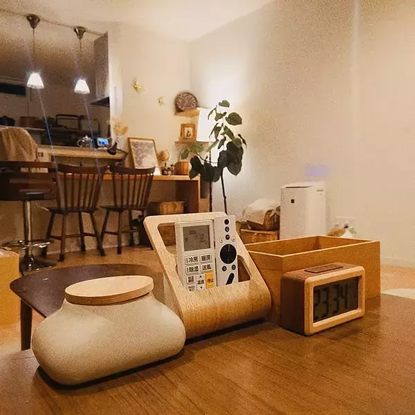 「テーブルやテレビまわりを使いやすく整える☆お部屋に馴染むリモコン収納のヒント」の画像