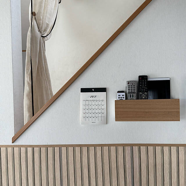 テーブルやテレビまわりを使いやすく整える☆お部屋に馴染むリモコン収納のヒント