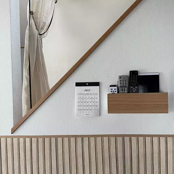 「テーブルやテレビまわりを使いやすく整える☆お部屋に馴染むリモコン収納のヒント」の画像