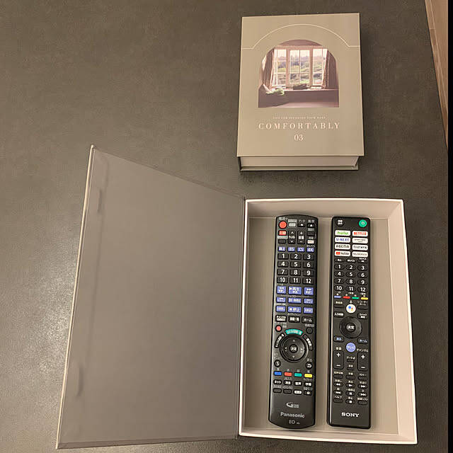 テーブルやテレビまわりを使いやすく整える☆お部屋に馴染むリモコン収納のヒント