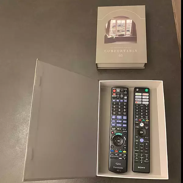 「テーブルやテレビまわりを使いやすく整える☆お部屋に馴染むリモコン収納のヒント」の画像