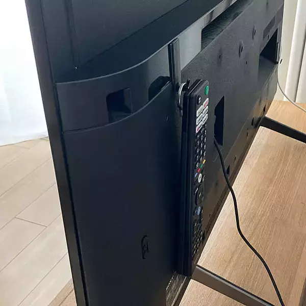 「テーブルやテレビまわりを使いやすく整える☆お部屋に馴染むリモコン収納のヒント」の画像