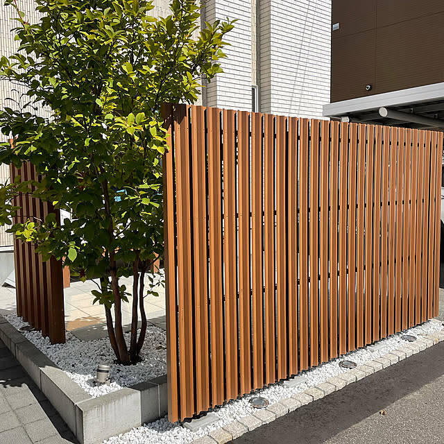 視線のお悩みをやさしく解消！暮らしに安心を添える目隠しフェンス実例アイデア集