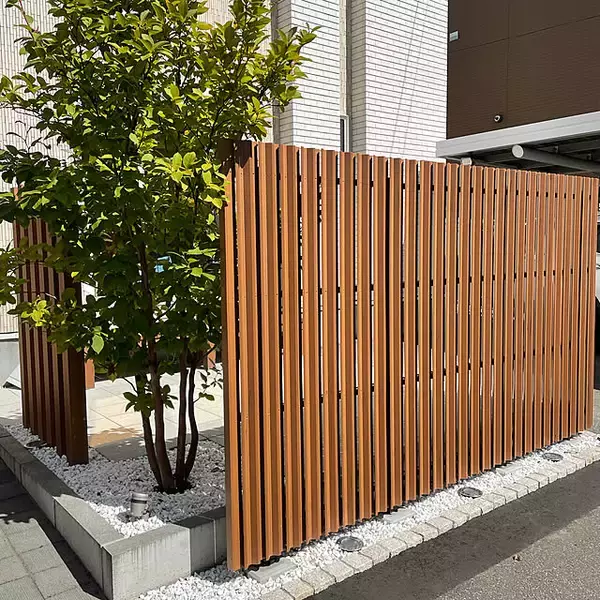 「視線のお悩みをやさしく解消！暮らしに安心を添える目隠しフェンス実例アイデア集」の画像