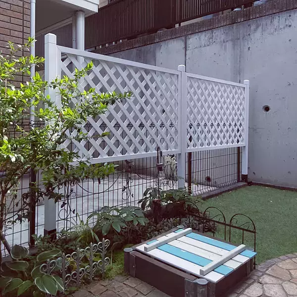 「視線のお悩みをやさしく解消！暮らしに安心を添える目隠しフェンス実例アイデア集」の画像