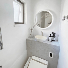 使うたび気分が上がるような空間に。タンクレス風トイレのリメイク実例