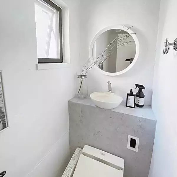 使うたび気分が上がるような空間に。タンクレス風トイレのリメイク実例