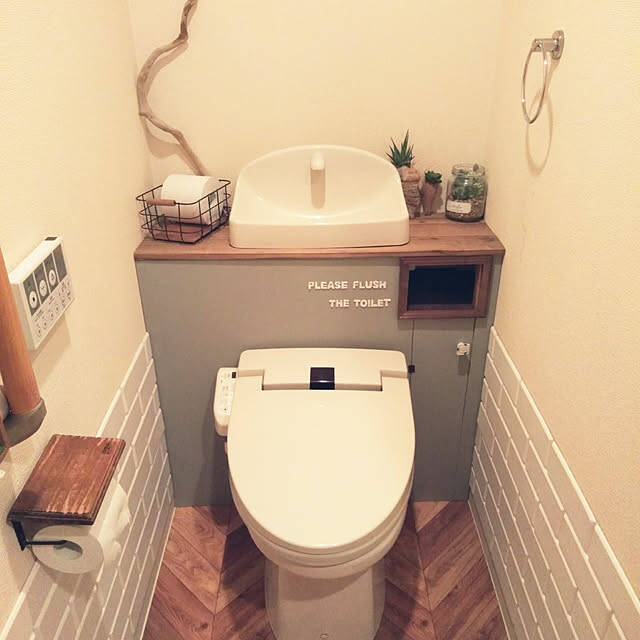 使うたび気分が上がるような空間に。タンクレス風トイレのリメイク実例