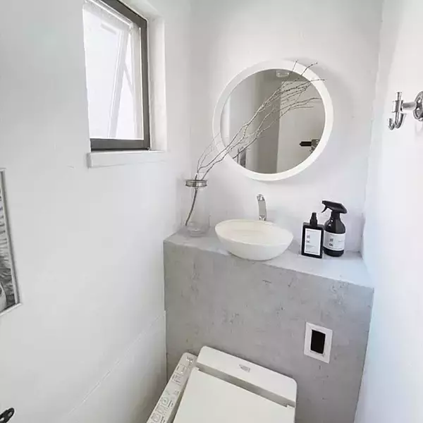 「使うたび気分が上がるような空間に。タンクレス風トイレのリメイク実例」の画像