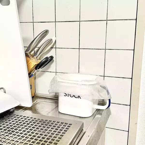 「シンク周りをスッキリ見せてお手入れも楽に♪三角コーナーの代用品アイデア」の画像