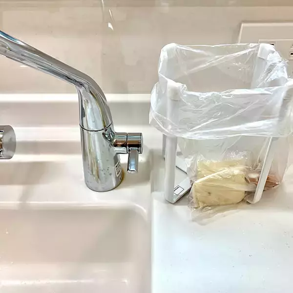 「シンク周りをスッキリ見せてお手入れも楽に♪三角コーナーの代用品アイデア」の画像