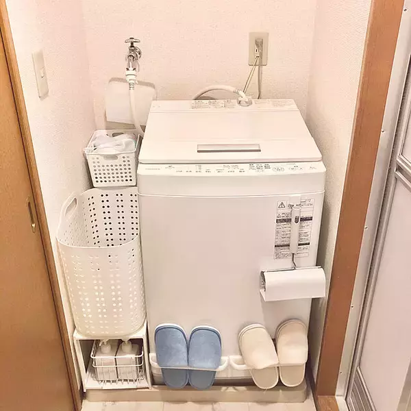 「デッドスペースを巧みに活用して！洗濯機横を収納スペースに」の画像