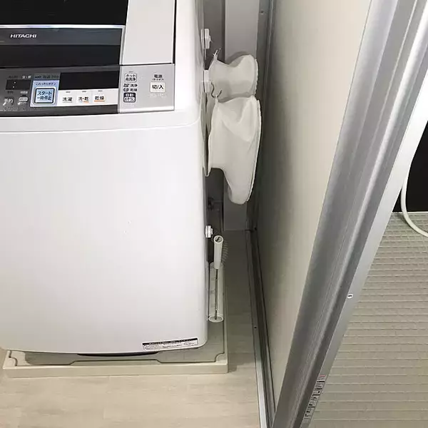 「デッドスペースを巧みに活用して！洗濯機横を収納スペースに」の画像