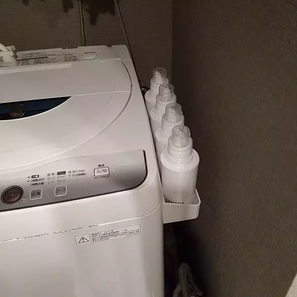 「デッドスペースを巧みに活用して！洗濯機横を収納スペースに」の画像