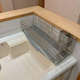 「【すきま活用アイデア】18cmの隙間がシンク脇収納に変身！式伸縮スリム水切りを使った工夫 by pineappleさん」の画像1