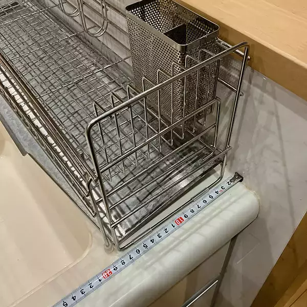 「【すきま活用アイデア】18cmの隙間がシンク脇収納に変身！式伸縮スリム水切りを使った工夫 by pineappleさん」の画像