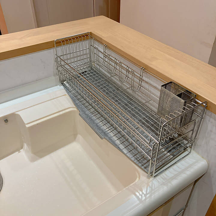 【すきま活用アイデア】18cmの隙間がシンク脇収納に変身！式伸縮スリム水切りを使った工夫 by pineappleさん