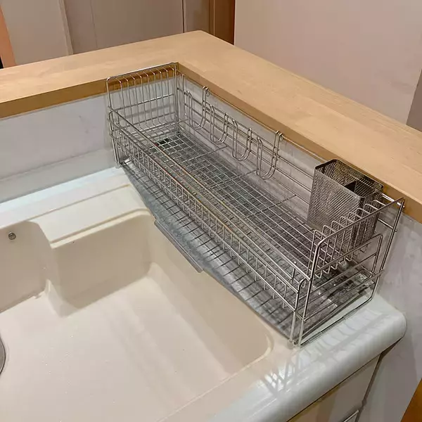 「【すきま活用アイデア】18cmの隙間がシンク脇収納に変身！式伸縮スリム水切りを使った工夫 by pineappleさん」の画像